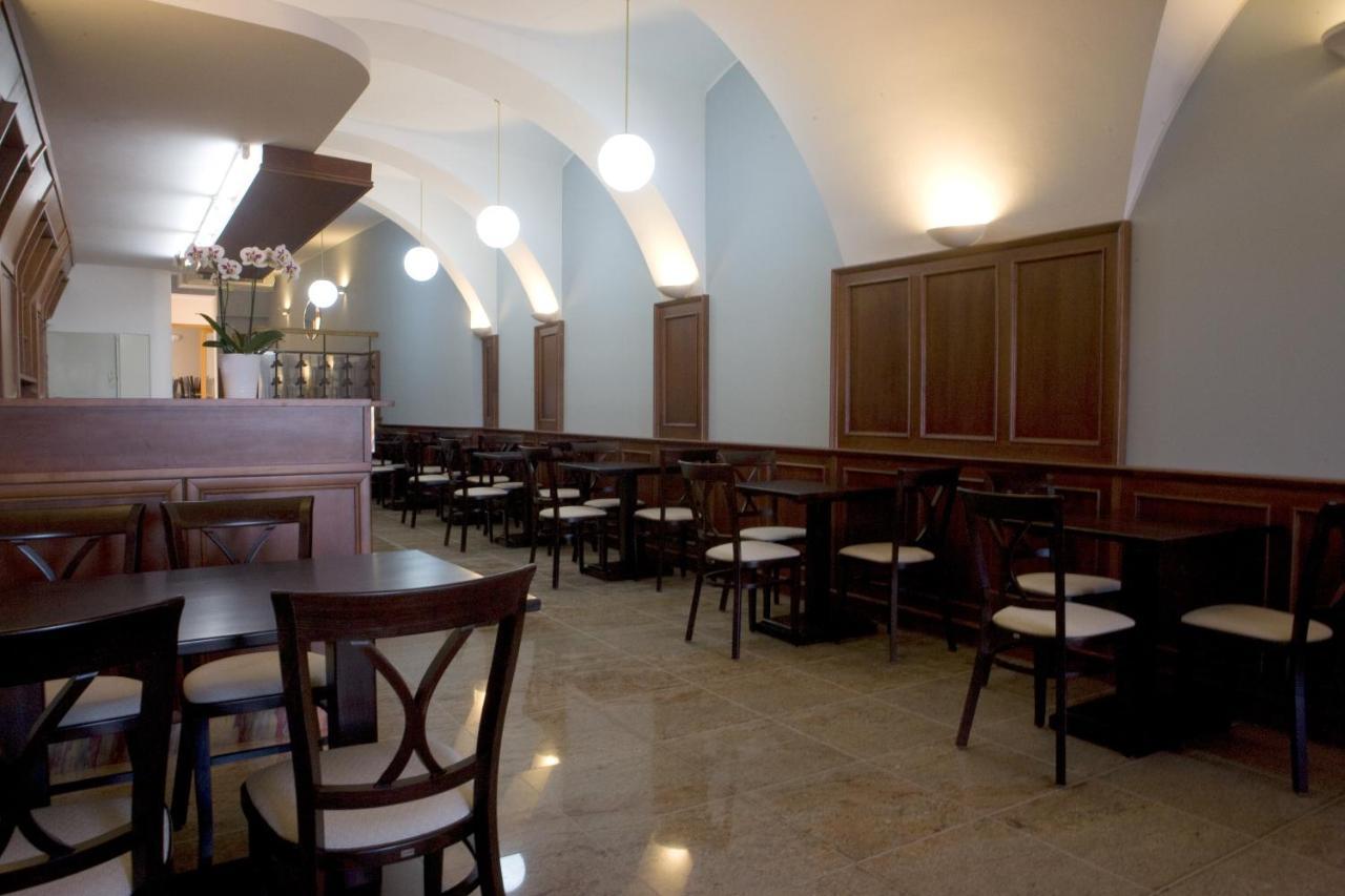 Hostel U Zlateho Kohouta Kromeriz Luaran gambar